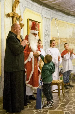 6 grudnia św. Mikołaj przybył także do naszej Katedry. Nie przyszedł z pustymi rękami. Obdarował grzeczne dzieci prezentami i porozmawiał z każdym, kto do niego podszedł. Przekazujemy pozdrowienia od św. Mikołaja dla całej parafii i obietnicę wizyty w przyszłym roku.  fot. Joanna Prasoł