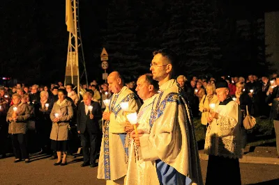 Mszy Świętej przewodniczył i homilię wygłosił ks. Piotr Fortuna - proboszcz parafii Matysówka. Liturgię oraz Różaniec przygotowały ss. Serafitki oraz ss. Felicjanki. fot. Andrzej Kotowicz