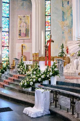 Maj to dla wielu najpiękniejszy miesiąc w roku. W liturgii Kościoła szczególnie wtedy czcimy Maryję oraz radujemy się ze Zmartwychwstania Pańskiego.
W niedzielę 12 maja w naszej Katedrze dzieci z klas III doświadczyły równie wielkiej radości po raz pierwszy w pełni uczestnicząc we Mszy Świętej. To niezwykłe spotkanie z Chrystusem w Komunii Świętej zostało poprzedzone przygotowaniem poprzez katechezy w szkole i spotkania w parafii, a także spowiedzią.
Poprzez niedzielną Eucharystie o godz. 12.00 celebrowaną przez ks. Krzysztofa Gołąbka, proboszcza naszej Katedry, 78 dzieci rozpoczęło wielką przygodę z Jezusem ukrytym w Najświętszym Sakramencie. Towarzyszyli im rodzice, którzy wraz ze swoimi dziećmi przygotowywali się do tego wydarzenia, a także najbliższa rodzina. Posługę w liturgii Mszy Świętej pełniły dzieci pierwszokomunijne oraz ich rodzice.
Wielka radość serc dzieci komunijnych promieniowała na wszystkich uczestników Mszy Świętej i przypominała zebranym na liturgii, że spotkanie z Jezusem Eucharystycznym to przywilej i wielkie szczęście. Czas tej wielkiej radości został przedłużony przez „Biały Tydzień”, w którym dzieci uczestniczyły w wieczornej Eucharystii, przyjmując Jezusa do swoich serc. 
Wszystkim dzieciom, które w tym roku przeżywały swoją Pierwszą Komunię Świętą, życzymy, aby nie gasł w nich zapał do poznawania Jezusa i Jego nauki, a radość, jaka towarzyszyła tym dniom, była nieodłączną towarzyszką ich spotkań z Jezusem w Eucharystii. A s. Julicie i ks. Julianowi dziękujemy za serce włożone w przygotowanie dzieci do tego wielkiego wydarzenia.
 
fot. Fotografia-64 Wacław Patro