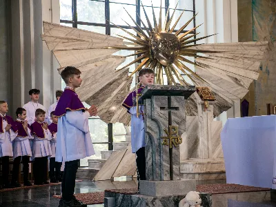 W V Niedzielę Wielkiego Postu, podczas Mszy Świętej o godz. 12:00, ks. Krzysztof Gołąbek – proboszcz naszej Katedry, przyjął do grona Liturgicznej Służby Ołtarza siedmiu nowych ministrantów. Po odpowiednim przygotowaniu, pod czujnym okiem ks. Pawła Wójcika oraz animatorów Adama i Miłosza, chłopcy otrzymali stopień ministranta choralisty – po raz pierwszy założyli kołnierzyki i otrzymali legitymacje ministranckie. To wyjątkowy moment i ogromna radość dla naszej wspólnoty! Podczas Mszy Świętej zaśpiewała Dziewczęca Schola Katedralna. Serdecznie gratulujemy chłopcom odwagi oraz życzymy wytrwałości w tej pięknej służbie przy Ołtarzu Pana Jezusa. Jeśli chcesz dołączyć do grona ministrantów – serdecznie zapraszamy! Zainteresowanych prosimy o kontakt z ks. Pawłem Wójcikiem.
fot. Antoni Ważny