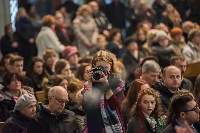 Uroczystość Chrystusa Króla to także święto Akcji Katolickiej i KSM-u. Centralnej uroczystości w Katedrze przewodniczył biskup diecezjalny Jan Wątroba. Eucharystię koncelebrowało 25 księży, wśród nich ks. Stanisław Potera – asystent diecezjalny AK i ks. Tomasz Ryczek – asystent diecezjalny KSM. Po wyznaniu wiary 88 młodych osób złożyło przyrzeczenie Katolickiego Stowarzyszenia Młodzieży. Obrzęd przyrzeczenia prowadził Paweł Grodzki – prezes KSM Diecezji Rzeszowskiej. Ceremonia zakończyła się odśpiewaniem hymnu KSM i zawołaniem: „Przez cnotę, naukę i pracę, służyć Bogu i Ojczyźnie, Gotów!”

Po Komunii św. bp Jan Wątroba, razem z ks. Stanisławem Poterą, wręczył nominacje 20 nowym prezesom oddziałów parafialnych Akcji Katolickiej. Krótkie przemówienia wypowiedzieli kolejno: Jeremi Kalkowski – prezes Zarządu Diecezjalnego Instytutu AK i Paweł Grodzki.

Po Komunii św. wszyscy zebrani uklękli przed Najświętszym Sakramentem. Biskup Ordynariusz odczytał Jubileuszowy Akt Przyjęcia Jezusa Chrystusa za Króla i Pana.

Po Mszy św. bp Jan Wątroba wręczył odznaki i legitymacje nowym członkom KSM.

fot. Fotografiarzeszow