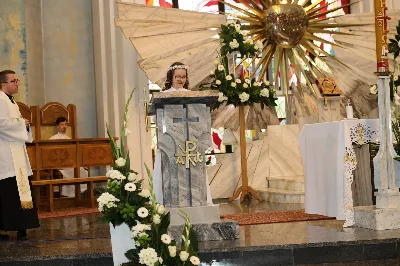 Maj to dla wielu najpiękniejszy miesiąc w roku. W liturgii Kościoła szczególnie wtedy czcimy Maryję oraz radujemy się ze Zmartwychwstania Pańskiego. W niedzielę 8 maja w naszej Katedrze dzieci z klas III doświadczyły równie wielkiej radości po raz pierwszy w pełni uczestnicząc we Mszy Świętej. To niezwykłe spotkanie z Chrystusem w Komunii Świętej zostało poprzedzone przygotowaniem poprzez katechezy w szkole i spotkania w parafii, a także spowiedzią. Poprzez niedzielne Eucharystie o godz. 12.00 i 13.30 celebrowane przez ks. Krzysztofa Gołąbka, proboszcza naszej Katedry, 88 dzieci rozpoczęło wielką przygodę z Jezusem ukrytym w Najświętszym Sakramencie. Towarzyszyli im rodzice, którzy wraz ze swoimi dziećmi przygotowywali się do tego wydarzenia, a także najbliższa rodzina. Posługę w liturgii Mszy Świętej pełniły dzieci pierwszokomunijne oraz ich rodzice.
Wielka radość serc dzieci komunijnych promieniowała na wszystkich uczestników Mszy Świętej i przypominała zebranym na liturgii, że spotkanie z Jezusem Eucharystycznym to przywilej i wielkie szczęście. Czas tej wielkiej radości został przedłużony przez „Biały Tydzień”, w którym dzieci uczestniczyły w wieczornej Eucharystii, przyjmując Jezusa do swoich serc. 

Wszystkim dzieciom, które w tym roku przeżywały swoją Pierwszą Komunię Świętą, życzymy, aby nie gasł w nich zapał do poznawania Jezusa i Jego nauki, a radość, jaka towarzyszyła tym dniom, była nieodłączną towarzyszką ich spotkań z Jezusem w Eucharystii. A s. Julicie i ks. Julianowi dziękujemy za serce włożone w przygotowanie dzieci do tego wielkiego wydarzenia.

fot. Paweł Styka