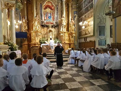 W czwartek 22.06.2017 r. dzieci, które w tym roku przystąpiły do I Komunii Świętej, udały się wraz z ks. Julianem i s. Karolą na pielgrzymkę dziękczynną do Kalwarii Pacławskiej i Przemyśla.