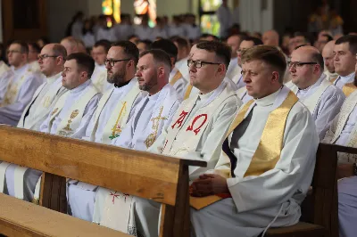 „Eucharystia powinna nas prowadzić do odkrycia kapłańskiej misji Ludu Bożego, kapłańskiej misji każdego z nas” – powiedział Biskup Rzeszowski podczas Mszy Wieczerzy Pańskiej, której przewodniczył w katedrze rzeszowskiej w Wielki Czwartek, 2 kwietnia 2026 r.
Podczas uroczystej liturgii Wielkiego Czwartku w katedrze rzeszowskiej, której przewodniczył bp Jan Wątroba, wierni zostali zaproszeni do refleksji nad tajemnicą Eucharystii, kapłaństwa oraz powołania całego Ludu Bożego do udziału w misji Chrystusa. Na zakończenie homilii biskup zachęcił do szczególnej modlitwy za kapłanów, zwłaszcza tych przeżywających trudności i kryzysy. „Panie Jezu, dobry pasterzu i towarzyszu wędrówki, dziś powierzamy Ci wszystkich kapłanów, ale zwłaszcza tych, którzy przechodzą chwilę kryzysu” – powiedział Biskup Rzeszowski. Wezwał także wspólnotę wiernych do troski o kapłanów poprzez modlitwę, życzliwość i wsparcie.
Wielkoczwartkowa liturgia w katedrze rzeszowskiej stała się nie tylko dziękczynieniem za dar Eucharystii i kapłaństwa, ale także wezwaniem do odnowienia świadomości odpowiedzialności każdego wiernego za życie Kościoła i świadectwo wiary w świecie. fot. ks. Jakub Oczkowicz