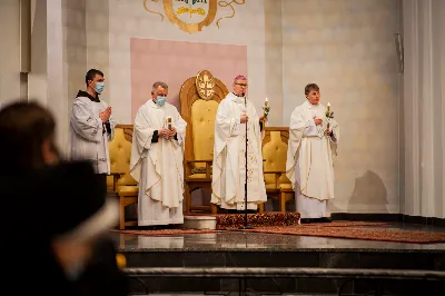 Mszy Świętej w święto Ofiarowania Pańskiego przewodniczył bp Jan Wątroba. W Eucharystii z okazji Dnia Życia Konsekrowanego uczestniczyli przedstawiciele sióstr i braci zakonnych, pustelnic, dziewic i wdów konsekrowanych oraz członków instytutów świeckich. Eucharystię koncelebrował ks. Stanisław Kamiński, wikariusz biskupi ds. zakonnych, a także 8 kapłanów. Homilię wygłosił bp Jan Wątroba. Śpiew podczas Mszy Świętej prowadziła Katedralna Schola Liturgiczna pod kierunkiem ks. Juliana Wybrańca przy akompaniamencie organowym Wiesława Siewierskiego. Fot. Paulina Lęcznar