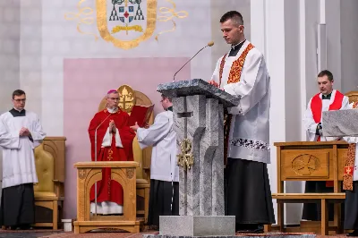 Liturgia Męki Pańskiej rozpoczęła się od procesji wejścia w zupełnej ciszy i gestu prostracji – pokornego padnięcia twarzą do ziemi głównego celebransa – Biskupa Rzeszowskiego Jana Wątroby. Drugim etapem nabożeństwa była Liturgia Słowa. Jej centrum stanowiła Męka Pańska w relacji wg św. Jana – odśpiewana przez ks. Juliana Wybrańca, kl. Dawida Piroga oraz kl. Karola Baraniewicza, z partiami tłumu wykonanymi przez Katedralny Chór Chłopięco-Męski Pueri Cantores Resovienses (tenory i basy), pod dyrekcją ks. dra Andrzeja Widaka we współpracy z Angelą Pacutą i Edytą Kotulą, dyrygentkami chóru.

W homilii bp Jan Wątroba zapraszał do odczytania na nowo sensu krzyża Jezusa i Jego Orędzia.

Trzecią częścią liturgii była adoracja krzyża. W pierwszej kolejności krzyż adorowali poprzez ucałowanie: Ksiądz Biskup, księża z Wyższego Seminarium Duchownego w Rzeszowie, księża katedralni oraz siostry zakonne. Następnie hołd krzyżowi oddali wszyscy wierni, wpatrując się w krzyż trzymany przez ks. Krzysztofa Gołąbka, proboszcza katedry.

Ostatnią częścią liturgii był obrzęd Komunii św. zakończony przeniesieniem Pana Jezusa w monstrancji do tzw. Bożego grobu. W tym roku dekoracja grobu nawiązuje do przeżywanego roku duszpasterskiego pt. „Wierzę w Kościół Chrystusowy”. Projekt autorstwa ks. Pawła Wójcika, wikariusza katedralnego, zachęca do pogłębienia relacji z Jezusem i jak wzywa napis umieszczony na grobie do „zakorzenienia w Kościele Chrystusa”.
fot. Joanna Prasoł 