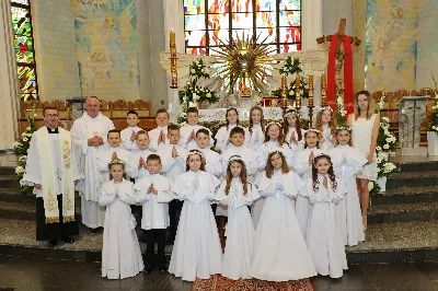 Maj to dla wielu najpiękniejszy miesiąc w roku. W liturgii Kościoła szczególnie wtedy czcimy Maryję oraz radujemy się ze Zmartwychwstania Pańskiego. W niedzielę 8 maja w naszej Katedrze dzieci z klas III doświadczyły równie wielkiej radości po raz pierwszy w pełni uczestnicząc we Mszy Świętej. To niezwykłe spotkanie z Chrystusem w Komunii Świętej zostało poprzedzone przygotowaniem poprzez katechezy w szkole i spotkania w parafii, a także spowiedzią. Poprzez niedzielne Eucharystie o godz. 12.00 i 13.30 celebrowane przez ks. Krzysztofa Gołąbka, proboszcza naszej Katedry, 88 dzieci rozpoczęło wielką przygodę z Jezusem ukrytym w Najświętszym Sakramencie. Towarzyszyli im rodzice, którzy wraz ze swoimi dziećmi przygotowywali się do tego wydarzenia, a także najbliższa rodzina. Posługę w liturgii Mszy Świętej pełniły dzieci pierwszokomunijne oraz ich rodzice.
Wielka radość serc dzieci komunijnych promieniowała na wszystkich uczestników Mszy Świętej i przypominała zebranym na liturgii, że spotkanie z Jezusem Eucharystycznym to przywilej i wielkie szczęście. Czas tej wielkiej radości został przedłużony przez „Biały Tydzień”, w którym dzieci uczestniczyły w wieczornej Eucharystii, przyjmując Jezusa do swoich serc. 

Wszystkim dzieciom, które w tym roku przeżywały swoją Pierwszą Komunię Świętą, życzymy, aby nie gasł w nich zapał do poznawania Jezusa i Jego nauki, a radość, jaka towarzyszyła tym dniom, była nieodłączną towarzyszką ich spotkań z Jezusem w Eucharystii. A s. Julicie i ks. Julianowi dziękujemy za serce włożone w przygotowanie dzieci do tego wielkiego wydarzenia.

fot. Paweł Styka