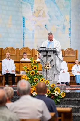 W środę 13 września przeżywaliśmy kolejne w tym roku Nabożeństwo Fatimskie. O godz. 18.40 zostały przedstawione prośby i podziękowania do Matki Bożej Fatimskiej, w intencji których sprawowana była także Msza Święta. Eucharystii przewodniczył i homilię wygłosił ks. Marek Kotwa – wikariusz parafii pw. Św. Michała Archanioła w Rzeszowie. Po Mszy Świętej wyruszyła procesja z figurą Matki Bożej, podczas której modlitwę różańcową prowadzili przedstawiciele parafii pw. Św. Jadwigi Królowej wraz ze swoimi duszpasterzami: ks. Tomaszem Gałuszką oraz ks. Łukaszem Mariuszycem, zaś figurę Matki Bożej nieśli przedstawiciele Bractwa św. Michała Archanioła, Rycerzy Kolumba oraz Związku Strzeleckiego "Strzelec". Modlitwę ubogaciła obecność Orkiestry Dętej pod dyrekcją Tadeusza Cielaka. Nabożeństwo zakończył Apel Jasnogórski. fot. Jola Warchoł