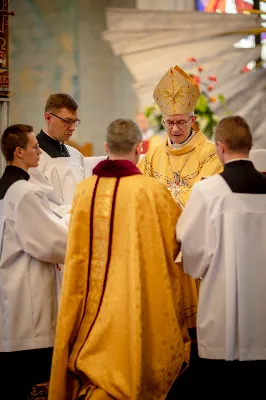 „Na swoje życie i swoje kapłaństwo trzeba popatrzeć w świetle Bożej miłości. Inaczej go nie pojmiemy ani my, ani ci, którzy będą na nas patrzeć” – mówił bp Jan Wątroba podczas Mszy św. z udzieleniem święceń prezbiteratu. 4 czerwca 2022 r. w kościele katedralnym jedenastu diakonów diecezji rzeszowskiej przyjęło sakrament kapłaństwa.
Do grona neoprezbiterów diecezji rzeszowskiej należą: ks. Sebastian Bełz z parafii w Nienadówce, ks. Krzysztof Lampart z parafii w Rudnej Wielkiej, ks. Mateusz Łachmanek z parafii w Lipinkach, ks. Karol Migut z parafii w Jasionce, ks. Marcin Murawski z parafii katedralnej w Rzeszowie, ks. Adrian Pazdan z parafii w Zagorzycach, ks. Tomasz Sienicki z parafii w Bieździedzy, ks. Dominik Świeboda z parafii w Palikówce, ks. Piotr Wąsacz z parafii bł. Władysława Findysza w Rzeszowie, ks. Mateusz Wojtuń z parafii w Święcanach oraz ks. Wiktor Zoła z parafii w Cieklinie.
Mszy św. przewodniczył i święceń udzielił bp Jan Wątroba. Eucharystię koncelebrowało około osiemdziesięciu księży, m.in: przełożeni Wyższego Seminarium Duchownego w Rzeszowie oraz proboszczowie i wikariusze z parafii rodzinnych neoprezbiterów. W Mszy św. uczestniczył abp Edward Nowak, bp Kazimierz Górny i bp Edward Białogłowski.
Zebranych w kościele katedralnym powitał ks. Krzysztof Gołąbek, proboszcz parafii.
W homilii bp Jan Wątroba nawiązał do słów z Ewangelii według św. Jana w których Chrystus tłumaczy co to znaczy być dobrym pasterzem. „Być kapłanem w Kościele Chrystusowym to znaczy mieć udział w Jego pasterskiej misji i stale upodabniać się do Dobrego Pasterza, który zna owce, karmi je, broni i jest gotów oddać życie dla ich dobra” – mówił hierarcha.
Po homilii odbył się obrzędy święceń: przyrzeczenie czci i posłuszeństwa Biskupowi Ordynariuszowi, Litania do Wszystkich Świętych podczas której kandydaci leżeli krzyżem, nałożenie rąk, modlitwa święceń oraz namaszczenie rąk krzyżmem i wręczenie chleba i wina. Podczas Liturgii Eucharystycznej nowo wyświęceni po raz pierwszy wyciągnęli dłonie nad chlebem i winem wypowiadając słowa konsekracji.
Na zakończenie Mszy św. ks. Tomasz Sienicki, podziękował w imieniu nowo wyświęconych wszystkim, którzy przyczynili się do przygotowania ich do kapłaństwa. Słowa wdzięczności, m.in. przełożonym Wyższego Seminarium Duchownego w Rzeszowie i rodzicom neoprezbiterów, wypowiedział bp Jan Wątroba. 
W drodze do zakrystii neoprezbiterzy zatrzymali się przy figurze Matki Bożej Fatimskiej zawierzając swoje kapłaństwo Matce Bożej.
W niedzielę, 5 czerwca, w Uroczystość Zesłania Ducha Świętego, neoprezbiterzy będą sprawować w swoich rodzinnych parafiach uroczyste Msze św. prymicyjne, a w najbliższych tygodniach otrzymają skierowania do parafii.

Fot. ks. Jakub Nagi oraz biala-wrona.pl
