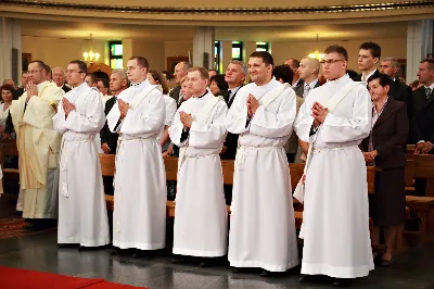 Z pomocą Pana Boga i naszego Zbawiciela, Jezusa Chrystusa, wybieramy tych naszych braci do stanu prezbiteratu”. Tymi słowami, zawartymi w obrzędach święceń, 26 maja br. bp Kazimierz Górny przyjął do grona kapłanów siedemnastu diakonów z Wyższego Seminarium Duchownego w Rzeszowie.
Uroczystą Mszę św. z udzieleniem sakramentu święceń koncelebrowało 110 kapłanów. W homilii Ksiądz Biskup spośród wielu cech, którymi powinien odznaczać się kapłan, wyróżnił wierność Chrystusowi. Odniósł się do obecnych realiów, w których przyjdzie posługiwać neoprezbiterom, a wobec nowych wymagań współczesności, Ksiądz Biskup postawił im za wzór postacie św. Józefa Sebastiana Pelczara oraz błogosławionych kapłanów pochodzących z terenu naszej diecezji: Jana Balickiego, Władysława Findysza, Romana Sitko i Józefa Kowalskiego.
Obrzędy święceń rozpoczęły się po homilii. Najpierw diakoni złożyli przyrzeczenie czci i posłuszeństwa wobec biskupa i jego następców. Następnie wszyscy zgromadzeni, śpiewając Litanię do Wszystkich Świętych, prosili o wylanie Ducha Świętego na kandydatów do prezbiteratu, którzy w tym momencie modlili się leżąc krzyżem. Kluczowym momentem liturgii święceń było nałożenie rąk na głowy diakonów przez Księdza Biskupa i prezbiterów oraz odmówienie modlitwy konsekracyjnej. Od tej chwili diecezja rzeszowska wzbogaciła się o nowych siedemnastu kapłanów, którzy po raz pierwszy celebrowali Eucharystię ze swoim biskupem. Po jej zakończeniu, powierzyli całe swoje kapłańskie życie opiece Maryi - Matce kapłanów.
Dzień święceń kapłańskich jest uroczystością dla całej diecezji. Bowiem tych siedemnastu nowych księży, którzy poświęcili całe swoje życie na ofiarną służbę Bogu, Kościołowi i Ojczyźnie, stanowi wyjątkowo radosny prezent nie tylko dla ich Matek, które obchodziły tego dnia swoje święto, ale są oni darem dla całego Kościoła i diecezji rzeszowskiej, w której będą posługiwać. Neoprezbiterzy pod koniec czerwca otrzymają skierowanie na zastępstwa w parafiach diecezji, a od końca sierpnia rozpoczną pracę jako wikariusze na swoich pierwszych placówkach.

Święcenia przyjęli:

ks. Grzegorz Białoń z Małastowa
ks. Wojciech Chrostowski z Gorlic (Fara)
ks. Mirosław Dziadosz z Jasła (Chrystus Król)
ks. Paweł Gąsior z Rożnowic
ks. Mirosław Głowacki z Chmielowa (diec. sandomierska)
ks. Damian Jacek z Czudca
ks. Mirosław Kardaś ze Strzyżowa (św. J. S. Pelczara)
ks. Tomasz Kołodziej z Trzebosi
ks. Filip Mikuła z Rzeszowa (Katedra)
ks. Mateusz Mycek z Sędziszowa Małopolskiego (Fara)
ks. Marcin Pokrywka z Przeworska (Ojcowie Bernardyni, diec. przemyska)
ks. Nikodem Rybczyk z Gorlic (Fara)
ks. Tomasz Ryczek z Turzy (diec. tarnowska)
ks. Paweł Sikora z Rzeszowa (Zwięczyca - św. Józefa)
ks. Krzysztof Wilczkiewicz z Gorlic (Glinik)
ks. Tomasz Wójcik z Niewodnej
ks. Julian Wybraniec z Rzeszowa (św. Rocha)