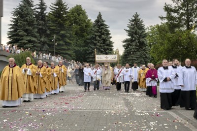 W piątek (11 czerwca) obchodziliśmy Uroczystość Najświętszego Serca Pana Jezusa - nasz odpust parafialny. Dziękujemy za tak liczny udział! Kazania odpustowe wygłosił ks. dziekan Krzysztof Szopa, proboszcz parafii Osobnica, były wikariusz naszej parafii. O godz. 18.00 uroczystej Mszy Świętej przewodniczył bp Jan Ozgi z Kamerunu (wikariusz katedralny w latach 1981-1985). Podczas Mszy Świętej zaśpiewał Katedralny Chór Chłopięco-Męski Pueri Cantores Resovienses i zagrała orkiestra dęta.  fot. Joanna Prasoł