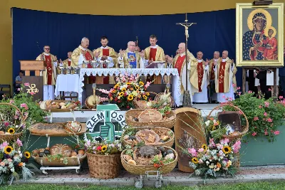 „Wierność ideałom jest gwarantem tego, że nie pogubimy się życiowo, nie skompromitujemy się i w naszym polskim domu będziemy gospodarzami, a nie najemnikami” – mówił podczas Dożynek Diecezjalnych bp Edward Białogłowski. 28 sierpnia 2022 r. do Parku Papieskiego w Rzeszowie przyjechało ponad 60 delegacji z wieńcami.

Do Parku Papieskiego w Rzeszowie przyjechało ponad 60 delegacji z parafii diecezji rzeszowskiej z wieńcami żniwnymi. Tegoroczną obsługę dożynek, w tym przygotowanie liturgii, zapewnili wierni i duszpasterze z Diecezjalnego Sanktuarium św. Józefa w Rzeszowie i dekanatu Rzeszów Północ. Przed Mszą św. odbył się program słowno-muzyczny w wykonaniu Diakonii Muzycznej z parafii św. Józefa w Rzeszowie.

Przed rozpoczęciem Mszy św. ks. Jerzy Uchman, diecezjalny duszpasterz rolników, przywitał przybyłych do Rzeszowa rolników, ogrodników, sadowników i pszczelarzy, wśród nich starostów dożynek: Aleksandrę i Bartłomieja Kędziorów z parafii pw. św. Józefa w Rzeszowie, a także obecnych na Mszy św. parlamentarzystów, władze państwowe i samorządowe, służby mundurowe oraz poczty sztandarowe.

Eucharystii przewodniczył bp Kazimierz Górny. W koncelebrze uczestniczył bp Edward Białogłowski, ks. infułat Wiesław Szurek oraz blisko dwudziestu księży.

Homilię wygłosił bp Edward Białogłowski.

„Dziękujemy Bogu za rolników, którzy mimo różnych trudności i przeciwności, które dotykają polską wieś, trwają przy rodzinnych gospodarstwach. Pochylają się nad rolą, która wydaje chleb i różne rośliny, warzywa, owoce i kwiaty. Dziękujemy wam, gospodynie i gospodarze, starsi i młodzi, za troskę i bezpieczeństwo żywnościowe naszego kraju oraz za zapasy żywnościowe, które są sprzedawane do innych krajów, a także wspomagają naszych sąsiadów borykających się, czy uciekających ze swojego kraju przed wojną do naszej ojczyzny, aby znaleźć tutaj bezpieczny kąt” – mówił bp Edward Białogłowski.

Biskup Białogłowski kierując do zebranych słowa zachęty pytał:

„Czy wasze domu rozbrzmiewają codzienną modlitwą dziękczynną i błagalną? Czy niedziela dla waszych domowników jest dniem świętym, z udziałem we Mszy św., z rodzinnym posiłkiem, z rozmową o waszej rodzinie, o jej troskach i radościach, o gospodarstwie, jego przyszłości i o przyszłości naszej ojczyzny? Zapalajcie ducha młodego pokolenia do życia ideałami: Bóg, honor, ojczyzna (…) Wierność ideałom jest gwarantem tego, że nie pogubimy się życiowo, nie skompromitujemy się i w naszym polskim domu będziemy gospodarzami, a nie najemnikami” – mówił bp Białogłowski.

Po błogosławieństwie poszczególne delegacje zaprezentowały swoje wieńce.

ks. Jakub Nagi
fot. ks. Tomasz Nowak