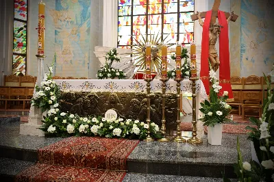 Maj to dla wielu najpiękniejszy miesiąc w roku. W liturgii Kościoła szczególnie wtedy czcimy Maryję oraz radujemy się ze Zmartwychwstania Pańskiego. W niedzielę 8 maja w naszej Katedrze dzieci z klas III doświadczyły równie wielkiej radości po raz pierwszy w pełni uczestnicząc we Mszy Świętej. To niezwykłe spotkanie z Chrystusem w Komunii Świętej zostało poprzedzone przygotowaniem poprzez katechezy w szkole i spotkania w parafii, a także spowiedzią. Poprzez niedzielne Eucharystie o godz. 12.00 i 13.30 celebrowane przez ks. Krzysztofa Gołąbka, proboszcza naszej Katedry, 88 dzieci rozpoczęło wielką przygodę z Jezusem ukrytym w Najświętszym Sakramencie. Towarzyszyli im rodzice, którzy wraz ze swoimi dziećmi przygotowywali się do tego wydarzenia, a także najbliższa rodzina. Posługę w liturgii Mszy Świętej pełniły dzieci pierwszokomunijne oraz ich rodzice.
Wielka radość serc dzieci komunijnych promieniowała na wszystkich uczestników Mszy Świętej i przypominała zebranym na liturgii, że spotkanie z Jezusem Eucharystycznym to przywilej i wielkie szczęście. Czas tej wielkiej radości został przedłużony przez „Biały Tydzień”, w którym dzieci uczestniczyły w wieczornej Eucharystii, przyjmując Jezusa do swoich serc. 

Wszystkim dzieciom, które w tym roku przeżywały swoją Pierwszą Komunię Świętą, życzymy, aby nie gasł w nich zapał do poznawania Jezusa i Jego nauki, a radość, jaka towarzyszyła tym dniom, była nieodłączną towarzyszką ich spotkań z Jezusem w Eucharystii. A s. Julicie i ks. Julianowi dziękujemy za serce włożone w przygotowanie dzieci do tego wielkiego wydarzenia.

fot. Paweł Styka