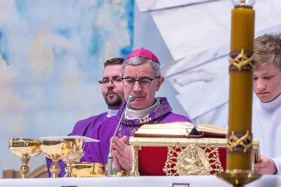 W Środę Popielcową (14 lutego) biskup Jan Wątroba odprawił w katedrze rzeszowskiej Mszę Świętą na rozpoczęcie Wielkiego Postu. Homilię wygłosił ks. dr Paweł Koleśnikowicz, który prowadzi rekolekcje wielkopostne w parafii katedralnej. Podczas Eucharystii odbył się obrzęd posypania głów popiołem. Śpiew podczas liturgii prowadziła Katedralna Schola Liturgiczna. Liturgia była transmitowana przez Radio VIA. fot. Joanna Prasoł