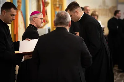 „Na swoje życie i swoje kapłaństwo trzeba popatrzeć w świetle Bożej miłości. Inaczej go nie pojmiemy ani my, ani ci, którzy będą na nas patrzeć” – mówił bp Jan Wątroba podczas Mszy św. z udzieleniem święceń prezbiteratu. 4 czerwca 2022 r. w kościele katedralnym jedenastu diakonów diecezji rzeszowskiej przyjęło sakrament kapłaństwa.
Do grona neoprezbiterów diecezji rzeszowskiej należą: ks. Sebastian Bełz z parafii w Nienadówce, ks. Krzysztof Lampart z parafii w Rudnej Wielkiej, ks. Mateusz Łachmanek z parafii w Lipinkach, ks. Karol Migut z parafii w Jasionce, ks. Marcin Murawski z parafii katedralnej w Rzeszowie, ks. Adrian Pazdan z parafii w Zagorzycach, ks. Tomasz Sienicki z parafii w Bieździedzy, ks. Dominik Świeboda z parafii w Palikówce, ks. Piotr Wąsacz z parafii bł. Władysława Findysza w Rzeszowie, ks. Mateusz Wojtuń z parafii w Święcanach oraz ks. Wiktor Zoła z parafii w Cieklinie.
Mszy św. przewodniczył i święceń udzielił bp Jan Wątroba. Eucharystię koncelebrowało około osiemdziesięciu księży, m.in: przełożeni Wyższego Seminarium Duchownego w Rzeszowie oraz proboszczowie i wikariusze z parafii rodzinnych neoprezbiterów. W Mszy św. uczestniczył abp Edward Nowak, bp Kazimierz Górny i bp Edward Białogłowski.
Zebranych w kościele katedralnym powitał ks. Krzysztof Gołąbek, proboszcz parafii.
W homilii bp Jan Wątroba nawiązał do słów z Ewangelii według św. Jana w których Chrystus tłumaczy co to znaczy być dobrym pasterzem. „Być kapłanem w Kościele Chrystusowym to znaczy mieć udział w Jego pasterskiej misji i stale upodabniać się do Dobrego Pasterza, który zna owce, karmi je, broni i jest gotów oddać życie dla ich dobra” – mówił hierarcha.
Po homilii odbył się obrzędy święceń: przyrzeczenie czci i posłuszeństwa Biskupowi Ordynariuszowi, Litania do Wszystkich Świętych podczas której kandydaci leżeli krzyżem, nałożenie rąk, modlitwa święceń oraz namaszczenie rąk krzyżmem i wręczenie chleba i wina. Podczas Liturgii Eucharystycznej nowo wyświęceni po raz pierwszy wyciągnęli dłonie nad chlebem i winem wypowiadając słowa konsekracji.
Na zakończenie Mszy św. ks. Tomasz Sienicki, podziękował w imieniu nowo wyświęconych wszystkim, którzy przyczynili się do przygotowania ich do kapłaństwa. Słowa wdzięczności, m.in. przełożonym Wyższego Seminarium Duchownego w Rzeszowie i rodzicom neoprezbiterów, wypowiedział bp Jan Wątroba. 
W drodze do zakrystii neoprezbiterzy zatrzymali się przy figurze Matki Bożej Fatimskiej zawierzając swoje kapłaństwo Matce Bożej.
W niedzielę, 5 czerwca, w Uroczystość Zesłania Ducha Świętego, neoprezbiterzy będą sprawować w swoich rodzinnych parafiach uroczyste Msze św. prymicyjne, a w najbliższych tygodniach otrzymają skierowania do parafii.

Fot. ks. Jakub Nagi oraz biala-wrona.pl
