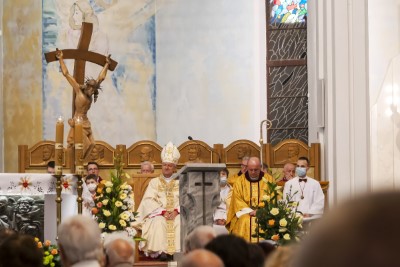 W piątek (11 czerwca) obchodziliśmy Uroczystość Najświętszego Serca Pana Jezusa - nasz odpust parafialny. Dziękujemy za tak liczny udział! Kazania odpustowe wygłosił ks. dziekan Krzysztof Szopa, proboszcz parafii Osobnica, były wikariusz naszej parafii. O godz. 18.00 uroczystej Mszy Świętej przewodniczył bp Jan Ozgi z Kamerunu (wikariusz katedralny w latach 1981-1985). Podczas Mszy Świętej zaśpiewał Katedralny Chór Chłopięco-Męski Pueri Cantores Resovienses i zagrała orkiestra dęta.  fot. Joanna Prasoł