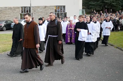 1 listopada 2018 r., w Uroczystość Wszystkich Świętych, na rzeszowskich cmentarzach odbyły się Msze św. i procesje w intencji zmarłych. Nabożeństwu na największej rzeszowskiej nekropolii, Cmentarzu Komunalnym Wilkowyja, przewodniczył bp Jan Wątroba, a liturgię w kaplicy cmentarnej oraz procesję za zmarłych przygotowali duszpasterze i wierni z naszej parafii katedralnej. Homilię wygłosił ks. proboszcz ks. Krzysztof Gołąbek. Kaznodzieja zwrócił uwagę, że jako wyznawcy Zmartwychwstałego Chrystusa patrzymy dalej niż ziemia. „Nasz wzrok zatrzymuje się dzisiaj na grobach, na ziemi, ale przez wiarę widzimy więcej, widzimy niebo” – podkreślił.  Po Mszy św. odbyła się procesja z modlitwami w intencji zmarłych. Przy pierwszej stacji, gdzie modlitwą obejmuje się zmarłych papieży, biskupów, kapłanów oraz osoby konsekrowane, uczestnicy procesji zatrzymali się przy grobie ks. Józefa Sondeja. Niedaleko, na tym samy skwerze, pochowani są m.in.: ks. Jan Delekta, ks. Walenty Bal, ks. Józef Kapusta, ks. płk Józef Pałęga oraz zmarli zakonnicy: pijarzy, dominikanie i salezjanie.  fot. ks. Tomasz Nowak