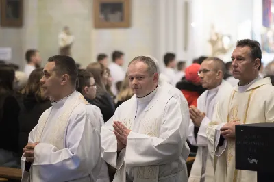 W Wielki Czwartek o godz. 10.00 w naszej Katedrze bp Jan Wątroba przewodniczył Mszy Krzyżma. Jest ona wyrazem jedności i wspólnoty duchowieństwa diecezji. Podczas tej Mszy Świętej biskup poświęcił olej chorych, katechumenów oraz olej krzyżma. Księża koncelebrujący z biskupem Eucharystię odnowili przyrzeczenia kapłańskie.
W koncelebrze wzięli udział bp Kazimierz Górny, bp Edward Białogłowski oraz 204 kapłanów z całej diecezji. W Eucharystii wzięli również udział licznie zebrani ministranci, lektorzy, animatorzy, ceremoniarze, członkowie scholi parafialnych i dziewczęcej służby maryjnej.
Podczas Mszy Świętej zaśpiewał chór Wyższego Seminarium Duchownego pod dyrekcją ks. dra Andrzeja Widaka. Przy organach zasiadł ks. Julian Wybraniec.
Fot. Małgorzata Ryndak