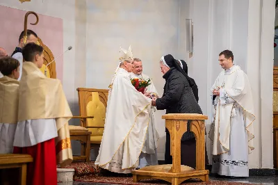 „Nasza wdzięczność jest szczególna wobec osób konsekrowanych za ich czytelne świadectwo wiary i za to, że żyjąc wiarą na co dzień ukazują chrystusowy styl życia” – mówił biskup Jan Wątroba podczas Mszy św. w katedrze rzeszowskiej w święto Ofiarowania Pańskiego. W Eucharystii, z okazji swojego święta patronalnego, uczestniczyły osoby konsekrowane posługujące w diecezji rzeszowskiej.
Mszy św. w katedrze rzeszowskiej przewodniczył bp Jan Wątroba, który modlił się w intencji osób konsekrowanych, przeżywających w święto Ofiarowania Pańskiego (02.02.) swoje święto patronalne. Eucharystię koncelebrował ks. Stanisław Kamiński, wikariusz biskupi ds. zakonnych, a także 9 kapłanów.
Na początku Mszy św. ks. Stanisław Kamiński powitał zebranych i wprowadził w przeżywaną liturgię. Następnie odbył się obrzęd błogosławieństwa świec i procesja z dolnego kościoła do głównej części katedry rzeszowskiej
Homilię wygłosił bp Jan Wątroba, który w pierwszej części, odnosząc się do przeżywanego święta, nawiązał do postawy Matki Najświętszej i św. Józefa. „Maryja uczy nas, że wierność Bogu oznacza wypełnianie prawa Bożego. Ona wypełniła wszystko bez wyjątku. Choć sama nie potrzebowała oczyszczenia, pozostała jednak posłuszna prawu. Skromna, prosta, uboga kobieta, poddana Bogu. W postawie Maryi i Józefa można dostrzec piękną lekcję dla rodziców i wychowawców. Rodzice powinni przedstawiać, czyli zawierzać swoje dzieci Panu Bogu. To jest gest wdzięczności wobec Stwórcy, a także znak wielkiej pokory wobec niełatwej misji rodzicielskiej i wychowawczej. Pełny rozwój człowieka dokonuje się dzięki Bożej łasce, a rodzice powinni się czuć narzędziem Bożej łaski, dlatego powinni często błogosławić swoje dzieci, modlić się za nie i z nimi oraz wciąż na nowo zawierzać je Panu Bogu” – mówił bp Wątroba.
Biskup Rzeszowski odnosząc się do obchodzonego Dnia życia konsekrowanego powiedział: „Trzy elementy wspólnoty: słowo, wierność i otwarcie na Ducha Świętego stanowią istotę życia każdej osoby konsekrowanej. Rozważać słowo Boże, trwać wiernie na modlitwie i być otwartym na to, co Duch Święty chce nam powiedzieć, to wypełnić powołanie do życia konsekrowanego, a jednocześnie wyznać wiarę w Kościół Chrystusowy. Nasza wdzięczność jest szczególna wobec osób konsekrowanych za ich czytelne świadectwo wiary i za to, że żyjąc wiarą na co dzień ukazują chrystusowy styl życia. Towarzyszą nam przez swoją pełną zatroskania miłosierną obecność, ale także przez milczącą obecność przepełnioną modlitwą w intencjach Kościoła, świata, a także poszczególnych osób i wspólnot”.
Po homilii osoby konsekrowane zgromadzone w katedrze odnowiły swoje przyrzeczenia.
Na zakończenie liturgii s. Agata Jakieła CSFN, referentka diecezjalna ds. życia konsekrowanego, podziękowała bp. Janowi Wątrobie za przewodniczenie liturgii i modlitwę w intencji osób życia konsekrowanego.
W Eucharystii w rzeszowskiej katedrze uczestniczyło prawie 100 osób życia konsekrowanego, a pośród nich ojcowie i bracia zakonni, siostry zakonne, wdowy i dziewice konsekrowane oraz członkowie instytutów świeckich. Śpiewy podczas liturgii wykonała Katedralna Schola Liturgiczna pod dyrekcją ks. Juliana Wybrańca, a przy organach zasiadł katedralny organista – Wiesław Siewierski. 

fot. Jola Warchoł