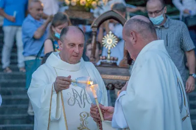 W piątek 13 sierpnia przeżywaliśmy kolejne w tym roku Nabożeństwo Fatimskie. O godz. 18.40 zostały przedstawione prośby i podziękowania do Matki Bożej Fatimskiej, w intencji których sprawowana była także Msza Święta. Eucharystii przewodniczył ks. Piotr Fortuna (proboszcz parafii Rzeszów-Matysówka), homilię zaś wygłosił ks. Jan Pyziak (proboszcz parafii Rzeszów-Matysówka w latach 1985-2018). Po Mszy Świętej wyruszyła procesja z figurą Matki Bożej, podczas której modlitwę różańcową prowadzili przedstawiciele parafii Rzeszów-Zalesie wraz ze swoim duszpasterzem ks. Marcinem Jaraczem. Modlitwę ubogaciła obecność Orkiestry Dętej pod dyrekcją Tadeusza Cielaka. Nabożeństwo zakończył Apel Jasnogórski. fot. Małgorzata Ryndak