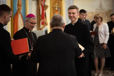 „Na swoje życie i swoje kapłaństwo trzeba popatrzeć w świetle Bożej miłości. Inaczej go nie pojmiemy ani my, ani ci, którzy będą na nas patrzeć” – mówił bp Jan Wątroba podczas Mszy św. z udzieleniem święceń prezbiteratu. 4 czerwca 2022 r. w kościele katedralnym jedenastu diakonów diecezji rzeszowskiej przyjęło sakrament kapłaństwa.
Do grona neoprezbiterów diecezji rzeszowskiej należą: ks. Sebastian Bełz z parafii w Nienadówce, ks. Krzysztof Lampart z parafii w Rudnej Wielkiej, ks. Mateusz Łachmanek z parafii w Lipinkach, ks. Karol Migut z parafii w Jasionce, ks. Marcin Murawski z parafii katedralnej w Rzeszowie, ks. Adrian Pazdan z parafii w Zagorzycach, ks. Tomasz Sienicki z parafii w Bieździedzy, ks. Dominik Świeboda z parafii w Palikówce, ks. Piotr Wąsacz z parafii bł. Władysława Findysza w Rzeszowie, ks. Mateusz Wojtuń z parafii w Święcanach oraz ks. Wiktor Zoła z parafii w Cieklinie.
Mszy św. przewodniczył i święceń udzielił bp Jan Wątroba. Eucharystię koncelebrowało około osiemdziesięciu księży, m.in: przełożeni Wyższego Seminarium Duchownego w Rzeszowie oraz proboszczowie i wikariusze z parafii rodzinnych neoprezbiterów. W Mszy św. uczestniczył abp Edward Nowak, bp Kazimierz Górny i bp Edward Białogłowski.
Zebranych w kościele katedralnym powitał ks. Krzysztof Gołąbek, proboszcz parafii.
W homilii bp Jan Wątroba nawiązał do słów z Ewangelii według św. Jana w których Chrystus tłumaczy co to znaczy być dobrym pasterzem. „Być kapłanem w Kościele Chrystusowym to znaczy mieć udział w Jego pasterskiej misji i stale upodabniać się do Dobrego Pasterza, który zna owce, karmi je, broni i jest gotów oddać życie dla ich dobra” – mówił hierarcha.
Po homilii odbył się obrzędy święceń: przyrzeczenie czci i posłuszeństwa Biskupowi Ordynariuszowi, Litania do Wszystkich Świętych podczas której kandydaci leżeli krzyżem, nałożenie rąk, modlitwa święceń oraz namaszczenie rąk krzyżmem i wręczenie chleba i wina. Podczas Liturgii Eucharystycznej nowo wyświęceni po raz pierwszy wyciągnęli dłonie nad chlebem i winem wypowiadając słowa konsekracji.
Na zakończenie Mszy św. ks. Tomasz Sienicki, podziękował w imieniu nowo wyświęconych wszystkim, którzy przyczynili się do przygotowania ich do kapłaństwa. Słowa wdzięczności, m.in. przełożonym Wyższego Seminarium Duchownego w Rzeszowie i rodzicom neoprezbiterów, wypowiedział bp Jan Wątroba. 
W drodze do zakrystii neoprezbiterzy zatrzymali się przy figurze Matki Bożej Fatimskiej zawierzając swoje kapłaństwo Matce Bożej.
W niedzielę, 5 czerwca, w Uroczystość Zesłania Ducha Świętego, neoprezbiterzy będą sprawować w swoich rodzinnych parafiach uroczyste Msze św. prymicyjne, a w najbliższych tygodniach otrzymają skierowania do parafii.

Fot. ks. Jakub Nagi oraz biala-wrona.pl
