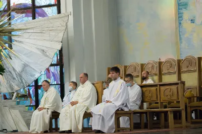 W piątek 13 sierpnia przeżywaliśmy kolejne w tym roku Nabożeństwo Fatimskie. O godz. 18.40 zostały przedstawione prośby i podziękowania do Matki Bożej Fatimskiej, w intencji których sprawowana była także Msza Święta. Eucharystii przewodniczył ks. Piotr Fortuna (proboszcz parafii Rzeszów-Matysówka), homilię zaś wygłosił ks. Jan Pyziak (proboszcz parafii Rzeszów-Matysówka w latach 1985-2018). Po Mszy Świętej wyruszyła procesja z figurą Matki Bożej, podczas której modlitwę różańcową prowadzili przedstawiciele parafii Rzeszów-Zalesie wraz ze swoim duszpasterzem ks. Marcinem Jaraczem. Modlitwę ubogaciła obecność Orkiestry Dętej pod dyrekcją Tadeusza Cielaka. Nabożeństwo zakończył Apel Jasnogórski. fot. Małgorzata Ryndak