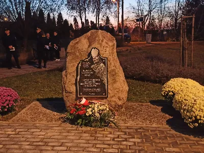 W sobotę 16 października w Katedrze Rzeszowskiej, w rocznicę wyboru św. Jana Pawła II na papieża, uroczystą Mszą Świętą zakończyły się obchody Dnia Patrona Szkoły Podstawowej nr 23 w Rzeszowie. Eucharystię celebrował oraz homilię wygłosił proboszcz Katedry ks. Krzysztof Gołąbek. W kazaniu przywołał swoje osobiste wspomnienia spotkań ze św. Janem Pawłem II. Na Mszy Świętej obecna była Dyrekcja, nauczyciele oraz uczniowie naszej Szkoły. Dyrekcji, nauczycielom, pracownikom oraz wszystkim uczniom Szkoły Podstawowej nr 23 w Rzeszowie życzymy, by św. Jan Paweł II dodawał sił, by codziennie wypływać na głębię prawdy, dobra i piękna. fot. Joanna Prasoł 