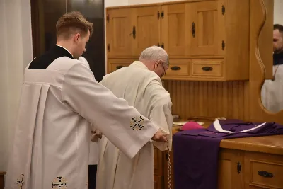 Mszy św. w Środę Popielcową na rozpoczęcie Wielkiego Postu w katedrze rzeszowskiej przewodniczył bp Jan Wątroba. Eucharystię koncelebrowali: ks. Łukasz Cyrnek, ks. Krzysztof Golas, ks. Krzysztof Gołąbek, ks. Sławomir Jeziorski, ks. Dominik Kiełb, ks. Jakub Nagi i ks. Nikodem Rybczyk.
Homilię wygłosił ks. Julian Wybraniec, wikariusz parafii katedralnej. Kaznodzieja w rozważaniu mówił o symbolice popiołu, którym w Środę Popielcową posypuje się głowy uczestników liturgii.
Po homilii odbył się obrzęd wybrania i wpisania imion do księgi katechumenów dwóch kobiet, które, jako dorosłe, przygotowują się do przyjęcia sakramentów inicjacji chrześcijańskiej.
Następnie odbył się obrzęd posypania popiołem.
Podczas Mszy św. posługę muzyczną pełniła Katedralna Schola Liturgiczna. Eucharystia była transmitowana przez Katolickie Radio VIA.
fot. ks. Jakub Oczkowicz