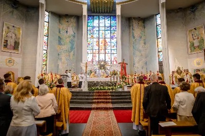 „Na swoje życie i swoje kapłaństwo trzeba popatrzeć w świetle Bożej miłości. Inaczej go nie pojmiemy ani my, ani ci, którzy będą na nas patrzeć” – mówił bp Jan Wątroba podczas Mszy św. z udzieleniem święceń prezbiteratu. 4 czerwca 2022 r. w kościele katedralnym jedenastu diakonów diecezji rzeszowskiej przyjęło sakrament kapłaństwa.
Do grona neoprezbiterów diecezji rzeszowskiej należą: ks. Sebastian Bełz z parafii w Nienadówce, ks. Krzysztof Lampart z parafii w Rudnej Wielkiej, ks. Mateusz Łachmanek z parafii w Lipinkach, ks. Karol Migut z parafii w Jasionce, ks. Marcin Murawski z parafii katedralnej w Rzeszowie, ks. Adrian Pazdan z parafii w Zagorzycach, ks. Tomasz Sienicki z parafii w Bieździedzy, ks. Dominik Świeboda z parafii w Palikówce, ks. Piotr Wąsacz z parafii bł. Władysława Findysza w Rzeszowie, ks. Mateusz Wojtuń z parafii w Święcanach oraz ks. Wiktor Zoła z parafii w Cieklinie.
Mszy św. przewodniczył i święceń udzielił bp Jan Wątroba. Eucharystię koncelebrowało około osiemdziesięciu księży, m.in: przełożeni Wyższego Seminarium Duchownego w Rzeszowie oraz proboszczowie i wikariusze z parafii rodzinnych neoprezbiterów. W Mszy św. uczestniczył abp Edward Nowak, bp Kazimierz Górny i bp Edward Białogłowski.
Zebranych w kościele katedralnym powitał ks. Krzysztof Gołąbek, proboszcz parafii.
W homilii bp Jan Wątroba nawiązał do słów z Ewangelii według św. Jana w których Chrystus tłumaczy co to znaczy być dobrym pasterzem. „Być kapłanem w Kościele Chrystusowym to znaczy mieć udział w Jego pasterskiej misji i stale upodabniać się do Dobrego Pasterza, który zna owce, karmi je, broni i jest gotów oddać życie dla ich dobra” – mówił hierarcha.
Po homilii odbył się obrzędy święceń: przyrzeczenie czci i posłuszeństwa Biskupowi Ordynariuszowi, Litania do Wszystkich Świętych podczas której kandydaci leżeli krzyżem, nałożenie rąk, modlitwa święceń oraz namaszczenie rąk krzyżmem i wręczenie chleba i wina. Podczas Liturgii Eucharystycznej nowo wyświęceni po raz pierwszy wyciągnęli dłonie nad chlebem i winem wypowiadając słowa konsekracji.
Na zakończenie Mszy św. ks. Tomasz Sienicki, podziękował w imieniu nowo wyświęconych wszystkim, którzy przyczynili się do przygotowania ich do kapłaństwa. Słowa wdzięczności, m.in. przełożonym Wyższego Seminarium Duchownego w Rzeszowie i rodzicom neoprezbiterów, wypowiedział bp Jan Wątroba. 
W drodze do zakrystii neoprezbiterzy zatrzymali się przy figurze Matki Bożej Fatimskiej zawierzając swoje kapłaństwo Matce Bożej.
W niedzielę, 5 czerwca, w Uroczystość Zesłania Ducha Świętego, neoprezbiterzy będą sprawować w swoich rodzinnych parafiach uroczyste Msze św. prymicyjne, a w najbliższych tygodniach otrzymają skierowania do parafii.

Fot. ks. Jakub Nagi oraz biala-wrona.pl
