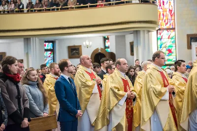 Uroczystość Chrystusa Króla to także święto Akcji Katolickiej i KSM-u. Centralnej uroczystości w Katedrze przewodniczył biskup diecezjalny Jan Wątroba. Eucharystię koncelebrowało 25 księży, wśród nich ks. Stanisław Potera – asystent diecezjalny AK i ks. Tomasz Ryczek – asystent diecezjalny KSM. Po wyznaniu wiary 88 młodych osób złożyło przyrzeczenie Katolickiego Stowarzyszenia Młodzieży. Obrzęd przyrzeczenia prowadził Paweł Grodzki – prezes KSM Diecezji Rzeszowskiej. Ceremonia zakończyła się odśpiewaniem hymnu KSM i zawołaniem: „Przez cnotę, naukę i pracę, służyć Bogu i Ojczyźnie, Gotów!”

Po Komunii św. bp Jan Wątroba, razem z ks. Stanisławem Poterą, wręczył nominacje 20 nowym prezesom oddziałów parafialnych Akcji Katolickiej. Krótkie przemówienia wypowiedzieli kolejno: Jeremi Kalkowski – prezes Zarządu Diecezjalnego Instytutu AK i Paweł Grodzki.

Po Komunii św. wszyscy zebrani uklękli przed Najświętszym Sakramentem. Biskup Ordynariusz odczytał Jubileuszowy Akt Przyjęcia Jezusa Chrystusa za Króla i Pana.

Po Mszy św. bp Jan Wątroba wręczył odznaki i legitymacje nowym członkom KSM.

fot. Fotografiarzeszow