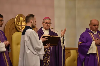 Mszy św. w Środę Popielcową na rozpoczęcie Wielkiego Postu w katedrze rzeszowskiej przewodniczył bp Jan Wątroba. Eucharystię koncelebrowali: ks. Łukasz Cyrnek, ks. Krzysztof Golas, ks. Krzysztof Gołąbek, ks. Sławomir Jeziorski, ks. Dominik Kiełb, ks. Jakub Nagi i ks. Nikodem Rybczyk.
Homilię wygłosił ks. Julian Wybraniec, wikariusz parafii katedralnej. Kaznodzieja w rozważaniu mówił o symbolice popiołu, którym w Środę Popielcową posypuje się głowy uczestników liturgii.
Po homilii odbył się obrzęd wybrania i wpisania imion do księgi katechumenów dwóch kobiet, które, jako dorosłe, przygotowują się do przyjęcia sakramentów inicjacji chrześcijańskiej.
Następnie odbył się obrzęd posypania popiołem.
Podczas Mszy św. posługę muzyczną pełniła Katedralna Schola Liturgiczna. Eucharystia była transmitowana przez Katolickie Radio VIA.
fot. ks. Jakub Oczkowicz