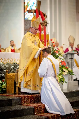 „Na swoje życie i swoje kapłaństwo trzeba popatrzeć w świetle Bożej miłości. Inaczej go nie pojmiemy ani my, ani ci, którzy będą na nas patrzeć” – mówił bp Jan Wątroba podczas Mszy św. z udzieleniem święceń prezbiteratu. 4 czerwca 2022 r. w kościele katedralnym jedenastu diakonów diecezji rzeszowskiej przyjęło sakrament kapłaństwa.
Do grona neoprezbiterów diecezji rzeszowskiej należą: ks. Sebastian Bełz z parafii w Nienadówce, ks. Krzysztof Lampart z parafii w Rudnej Wielkiej, ks. Mateusz Łachmanek z parafii w Lipinkach, ks. Karol Migut z parafii w Jasionce, ks. Marcin Murawski z parafii katedralnej w Rzeszowie, ks. Adrian Pazdan z parafii w Zagorzycach, ks. Tomasz Sienicki z parafii w Bieździedzy, ks. Dominik Świeboda z parafii w Palikówce, ks. Piotr Wąsacz z parafii bł. Władysława Findysza w Rzeszowie, ks. Mateusz Wojtuń z parafii w Święcanach oraz ks. Wiktor Zoła z parafii w Cieklinie.
Mszy św. przewodniczył i święceń udzielił bp Jan Wątroba. Eucharystię koncelebrowało około osiemdziesięciu księży, m.in: przełożeni Wyższego Seminarium Duchownego w Rzeszowie oraz proboszczowie i wikariusze z parafii rodzinnych neoprezbiterów. W Mszy św. uczestniczył abp Edward Nowak, bp Kazimierz Górny i bp Edward Białogłowski.
Zebranych w kościele katedralnym powitał ks. Krzysztof Gołąbek, proboszcz parafii.
W homilii bp Jan Wątroba nawiązał do słów z Ewangelii według św. Jana w których Chrystus tłumaczy co to znaczy być dobrym pasterzem. „Być kapłanem w Kościele Chrystusowym to znaczy mieć udział w Jego pasterskiej misji i stale upodabniać się do Dobrego Pasterza, który zna owce, karmi je, broni i jest gotów oddać życie dla ich dobra” – mówił hierarcha.
Po homilii odbył się obrzędy święceń: przyrzeczenie czci i posłuszeństwa Biskupowi Ordynariuszowi, Litania do Wszystkich Świętych podczas której kandydaci leżeli krzyżem, nałożenie rąk, modlitwa święceń oraz namaszczenie rąk krzyżmem i wręczenie chleba i wina. Podczas Liturgii Eucharystycznej nowo wyświęceni po raz pierwszy wyciągnęli dłonie nad chlebem i winem wypowiadając słowa konsekracji.
Na zakończenie Mszy św. ks. Tomasz Sienicki, podziękował w imieniu nowo wyświęconych wszystkim, którzy przyczynili się do przygotowania ich do kapłaństwa. Słowa wdzięczności, m.in. przełożonym Wyższego Seminarium Duchownego w Rzeszowie i rodzicom neoprezbiterów, wypowiedział bp Jan Wątroba. 
W drodze do zakrystii neoprezbiterzy zatrzymali się przy figurze Matki Bożej Fatimskiej zawierzając swoje kapłaństwo Matce Bożej.
W niedzielę, 5 czerwca, w Uroczystość Zesłania Ducha Świętego, neoprezbiterzy będą sprawować w swoich rodzinnych parafiach uroczyste Msze św. prymicyjne, a w najbliższych tygodniach otrzymają skierowania do parafii.

Fot. ks. Jakub Nagi oraz biala-wrona.pl
