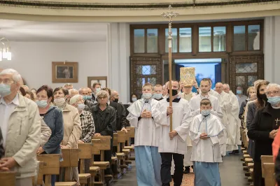 "Gwiazdo śliczna, wspaniała, o fatimska Maryja! Do Ciebie się uciekamy, o Maryjo, Maryjo!" Słowami tej pieśni licznie zgromadzeni w katedralnej świątyni wierni rozpoczęli kolejne w tym roku uroczyste nabożeństwo fatimskie. Wrześniowej modlitwie przewodniczyła parafia pw. Św. Michała Archanioła w Rzeszowie. Wielu parafian przybyło do Katedry w pieszej pielgrzymce pod przewodnictwem księdza Czesława Matuły. Przed Mszą Świętą, przy figurze Pani Fatimskiej, dk. Marcin Murawski odczytał liczne prośby i podziękowania do Matki Bożej. Uroczystej Eucharystii przewodniczył oraz Słowo Boże wygłosił proboszcz parafii pw. Św. Michała Archanioła w Rzeszowie - ks. Michał Bator. Kaznodzieja ukazał wartość i moc modlitwy. Za wzór postawił setnika, który spotyka się z czułym Jezusem. Tak jak Bóg znał potrzeby setnika, tak samo zna i nasze potrzeby i problemy. Jednak, jak przypomniał ks. Michał, każdy z nas musi przyjąć postawę setnika: uznać swój grzech i swoją niemoc. Wtedy Bóg będzie mógł działać w naszym życiu. W dalszej części homilii kaznodzieja przypomniał sylwetkę błogosławionej matki Elżbiety Czackiej, będącej dla nas wzorem cierpliwości i oczekiwania. Potrzebujemy czasu, aby łaska Boża przemieniła nasze serce – przypomniał kaznodzieja. Ta cierpliwość pomaga odkrywać Boży plan na nasze życie. Po zakończeniu Eucharystii wszyscy zgromadzeni wyruszyli w procesji różańcowej z figurą Matki Bożej Fatimskiej oraz relikwiami błogosławionych Hiacynty i Franciszka. Wierni prosili, aby Boże słowo wypełniało się w ich codzienności. Tej części nabożeństwa przewodniczył ks. Jakub Oczkowicz wraz z przedstawicielami parafii pw. Św. Michała Archanioła. Wspólną modlitwę zakończyło odśpiewanie Apelu Jasnogórskiego oraz adoracja Najświętszego Sakramentu. Na koniec ks. Krzysztof Gołąbek – proboszcz Katedry, dziękując wszystkim za obecność i wspólne czuwanie przy Matce Bożej, zaprosił na ostatnie w tym roku, październikowe nabożeństwo fatimskie.  fot. Małgorzata Ryndak