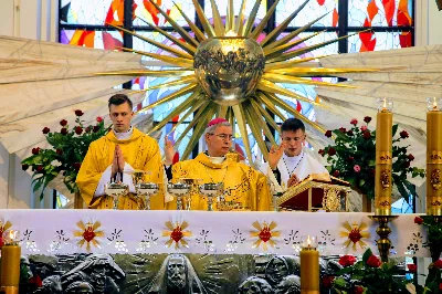 „Jesteśmy na świecie, aby stać pod krzyżem, głosić prawdę o krzyżu i bronić krzyża. W nim jest cała nasza nadzieja” – powiedział bp Jan Wątroba w dniu Uroczystości Jezusa Chrystusa Króla Wszechświata w rzeszowskiej katedrze. Podczas Mszy św. nowi członkowie Katolickiego Stowarzyszenia Młodzieży złożyli przyrzeczenie, a prezesi oddziałów parafialnych Akcji Katolickiej otrzymali nominacje.  Mszy św. przewodniczył bp Jan Wątroba. W koncelebrze uczestniczyli infułaci: ks. Stanisław Mac, ks. Wiesław Szurek i ponad 20 księży, wśród nich ks. Stanisław Potera, asystent diecezjalny Akcji Katolickiej (AK) i ks. Tomasz Ryczek, asystent diecezjalny Katolickiego Stowarzyszenia Młodzieży (KSM).  Po wyznaniu wiary 73 młode osoby złożyły przyrzeczenie Katolickiego Stowarzyszenia Młodzieży.  Po Komunii św. bp Jan Wątroba, razem z ks. Stanisławem Poterą, wręczył nominacje 19 nowym prezesom oddziałów parafialnych Akcji Katolickiej.  Na zakończenie Mszy św. bp Wątroba, na prośbę ks. Krzysztofa Gołąbka, proboszcza parafii katedralnej, wręczył dyplomy ceremoniarza Rafałowi Waszczakowi i Dawidowi Różańskiemu, długoletnim członkom Liturgicznej Służby Ołtarza w parafii katedralnej.  fot. Andrzej Kotowicz