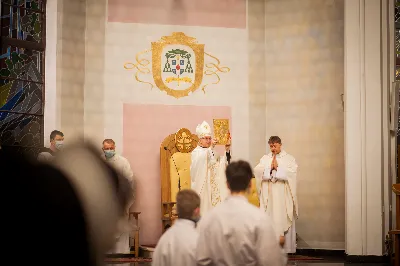 Mszy Świętej w święto Ofiarowania Pańskiego przewodniczył bp Jan Wątroba. W Eucharystii z okazji Dnia Życia Konsekrowanego uczestniczyli przedstawiciele sióstr i braci zakonnych, pustelnic, dziewic i wdów konsekrowanych oraz członków instytutów świeckich. Eucharystię koncelebrował ks. Stanisław Kamiński, wikariusz biskupi ds. zakonnych, a także 8 kapłanów. Homilię wygłosił bp Jan Wątroba. Śpiew podczas Mszy Świętej prowadziła Katedralna Schola Liturgiczna pod kierunkiem ks. Juliana Wybrańca przy akompaniamencie organowym Wiesława Siewierskiego. Fot. Paulina Lęcznar