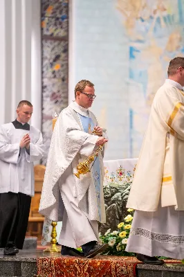 Ponad 100 lat temu, w roku 1917 r. w Fatimie, Matka Boża każdego 13. dnia miesiąca od maja do października objawiała się trójce dzieci: Łucji, Hiacyncie i Franciszkowi. Prosiła ich wówczas o odmawianie modlitwy różańcowej w intencji pokoju na świecie i nawrócenia grzeszników. Wzorem tych wydarzeń w wielu parafiach w Polsce i na świecie prowadzone są nabożeństwa fatimskie. Nie inaczej jest w rzeszowskiej katedrze, gdzie 13 października zakończono cykl tegorocznych spotkań modlitewnych przy figurze Pani Fatimskiej. Wieczór fatimski rozpoczął się o godz. 18:40 odczytaniem próśb i podziękowań do Matki Bożej Fatimskiej. Wcześniej wierni mogli skorzystać z sakramentu pokuty. O godz. 19:00 odprawiono uroczystą Mszę Świętą, której przewodniczył ks. Andrzej Szpaczyński – ojciec duchowny w Wyższym Seminarium Duchownym w Rzeszowie. Wygłosił on także homilię, w której nawiązał do liturgii słowa z dnia, przyrównując ją do myślenia współczesnego człowieka. „Jezus mówi do nas «Kto nie jest ze mną, jest przeciwko mnie». Można pomyśleć: jestem teraz w kościele, modlę się, spowiadam, przyjmuję sakramenty, ale czy rzeczywiście jestem z Jezusem czy tylko z Nim bywam? Czy jestem w Jego obecności cały czas czy jedynie bywam z Nim przez pewne chwile w ciągu dnia? Być z Jezusem to być po Jego stronie, mieć podobne myślenie, jak On, które przejawia się w czynach, podejmowanych decyzjach, a także w patrzeniu na drugiego. To wiara jest filtrem, który pozwala zobaczyć w drugim człowieku nie przeciwnika, ale brata – nawet jeśli jest on inny lub myśli inaczej. Wiara może pomagać wchodzić z nim w relację. Warto zadać sobie pytanie: czy mam w sobie ten filtr, ten sposób patrzenia, dzięki któremu jestem po stronie Jezusa?”. Następnie celebrans przywołał wydarzenia z portugalskiego miasteczka: „Choć nie jesteśmy świadkami cudu słońca, który zobaczył dziesięciotysięczny tłum 13 października 1917 w Fatimie, to słyszymy dzisiaj wezwanie do nawrócenia i pokuty. Każdy z nas jest wezwany, by się nawracać. Być może nawróceniu powinno ulec nasze spojrzenie na innych, by zobaczyć w nich dobro, a na świat patrzeć z wiarą”. Mszę Świętą koncelebrowali ks. Bogusław Babiarz – dyrektor administracyjny WSD w Rzeszowie, ks. Krzysztof Gołąbek – proboszcz parafii katedralnej oraz ks. Michał Rurak – katedralny wikariusz. Posługę w czasie liturgii pełnili alumni rzeszowskiego seminarium, którzy wraz z diakonem Łukaszem prowadzili także modlitwę różańcową z rozważaniami opartymi o historię błogosławionej rodziny Ulmów. Korzystając z ciepłej, jesiennej pogody po zakończonej Mszy Świętej odbyła się procesja na placu przed świątynią z figurą Pani Fatimskiej. Wierni z świecami w rękach zawierzali siebie, swoje rodziny i wszelkie troski w modlitwie różańcowej. Duchowo łączyli się z nimi słuchacze katolickiego radia VIA, które transmitowało całe nabożeństwo. Przed wyśpiewaniem Apelu Jasnogórskiego ks. Krzysztof, proboszcz parafii katedralnej, podsumował tegoroczne nabożeństwa fatimskie, dziękując wiernym za uczestnictwo w uwielbieniu Boga za przyczyną Pani Fatimskiej. W sposób szczególny podziękowania skierował do braci alumnów z roku propedeutycznego, życząc, aby modlitwa przy figurze Matki Bożej z Fatimy umacniała rozeznawanie drogi ich powołania. Wyrazy wdzięczności popłynęły w stronę kapłanów z dekanatu Rzeszów-Katedra, sióstr zakonnych, orkiestry pod batutą Tadeusza Cielaka, która uświetniała każde z tegorocznych nabożeństw oraz słuchaczy katolickiego radia VIA. Do godz. 22:00 w świątyni trwała adoracja Najświętszego Sakramentu, w której wierni licznie uczestniczyli. Od listopada do kwietnia 13. dnia miesiąca w świątyni katedralnej prowadzona jest modlitwa różańcowa przy figurze Matki Bożej Fatimskiej o godz. 17:30. Niech wezwanie Maryi do codziennej modlitwy różańcowej przyświeca nam nie tylko w październiku i przy okazji nabożeństw fatimskich, ale każdego dnia. 
tekst: Angelika Karnasiewicz 
fot. Jola Warchoł