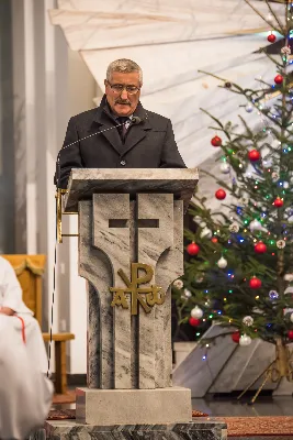 Pasterce w naszej Katedrze przewodniczył bp Jan Wątroba. Czuwanie przed Pasterką prowadziła młodzież naszej parafii. fot. Fotografiarzeszow