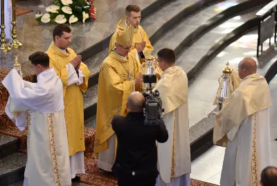 W Wielki Czwartek, 18 kwietnia 2019 r., w rzeszowskiej katedrze odbyła się Msza Krzyżma, w której uczestniczyło 243 kapłanów. Mszy św. przewodniczył bp Jan Wątroba. W koncelebrze uczestniczyli m.in.: bp Kazimierz Górny, bp Edward Białogłowski oraz infułaci: ks. Stanisław Mac i ks. Wiesław Szurek. Podczas Eucharystii bardzo licznie była reprezentowana Liturgiczna Służba Ołtarza: lektorzy, ministranci, dziewczęca służba maryjna i schole.  Po Komunii św. bp Jan Wątroba poświęcił olej krzyżma, który jest używany m.in. podczas udzielania sakramentu chrztu, bierzmowania i święceń kapłańskich. Wcześniej biskup pobłogosławił olej chorych i olej katechumenów.  Przed błogosławieństwem ks. Zbigniew Irzyk, dziekan dekanatu Jasło-Wschód, proboszcz parafii farnej w Jaśle, w imieniu wszystkich kapłanów złożył biskupom świąteczne życzenia. Biskupom złożyli życzenia również przedstawiciele Liturgicznej Służby Ołtarza.  Już po Mszy św. dziekani lub ich przedstawiciele odebrali poświęcone oleje.  fot. ks. Tomasz Nowak 