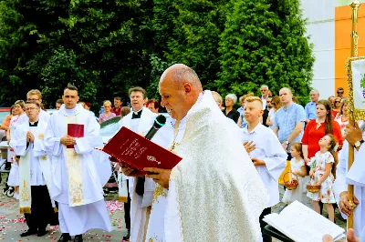 W czwartek w Uroczystość Najświętszego Ciała i Krwi Pańskiej (Boże Ciało) Msza Święta parafialna o godz. 12.00 była sprawowana na osiedlu Drabinianka na placu zieleni między ul. Graniczną i Zieloną. Dziękujemy parafianom za zaangażowanie i pomoc w przygotowaniu ołtarzy: - Ołtarz Mszy Świętej - Spółdzielnia Mieszkaniowa Metalowiec i mieszkańcy ul. Zielonej. - I ołtarz przy kapliczce Matki Bożej Fatimskiej – mieszkańcy bloku ul. Cicha 9. - II ołtarz przy Akademikach – mieszkańcy bloków ul. Cicha 3 i 7. - III ołtarz przed „Energetykiem” mieszkańcy bloku Kwiatkowskiego 5. - IV ołtarz obok bloków ul. Graniczna 4a i 4b – mieszkańcy tychże bloków.  fot. Andrzej Kotowicz