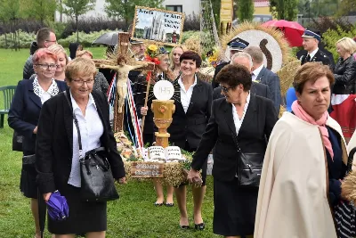 W niedzielę 29 sierpnia 2021 r. w Parku Papieskim w Rzeszowie odbyły się Dożynki Diecezjalne. Mimo deszczowej pogody do Parku Papieskiego przyjechało 57 delegacji z parafii diecezji rzeszowskiej z 65 wieńcami. Tegoroczną obsługę dożynek, w tym przygotowanie liturgii, zapewnili wierni i duszpasterze z dekanatu Rzeszów Wschód. Przed Mszą św. członkowie Stowarzyszenia Przyjaciół Ziemi Słocińskiej zaprezentowali program słowno-muzyczny. Podczas Mszy św. wystąpił chór z parafii św. Rocha w Rzeszowie pod dyrekcją Krzysztofa Husa oraz Gminna Orkiestra Dęta z Krasnego. Przed rozpoczęciem Mszy św. ks. Jerzy Uchman, diecezjalny duszpasterz rolników, przywitał przybyłych do Rzeszowa rolników, ogrodników, sadowników i pszczelarzy, wśród nich starostów dożynek: Marka Leśniewskiego i Teresę Kilar z parafii św. Rocha w Rzeszowie. Mszy św. przewodniczył bp Jan Wątroba. W koncelebrze uczestniczył bp Kazimierz Górny, ks. Wiesław Szurek oraz blisko dwudziestu księży. W długiej procesji z darami do ołtarza podeszły delegacje wszystkich obecnych parafii przynosząc chleby, wino, miód i owoce. Na zakończenie liturgii Biskup Rzeszowski pobłogosławił przyniesione płody ziemi. Po błogosławieństwie poszczególne delegacje, przedstawiane przez ks. Rafała Flaka, dyrektora Wydziału Duszpasterskiego Kurii Diecezjalnej w Rzeszowie, zaprezentowały swoje wieńce.  Fot. ks. Tomasz Nowak