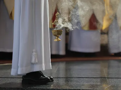 „Eucharystia powinna nas prowadzić do odkrycia kapłańskiej misji Ludu Bożego, kapłańskiej misji każdego z nas” – powiedział Biskup Rzeszowski podczas Mszy Wieczerzy Pańskiej, której przewodniczył w katedrze rzeszowskiej w Wielki Czwartek, 2 kwietnia 2026 r.
Podczas uroczystej liturgii Wielkiego Czwartku w katedrze rzeszowskiej, której przewodniczył bp Jan Wątroba, wierni zostali zaproszeni do refleksji nad tajemnicą Eucharystii, kapłaństwa oraz powołania całego Ludu Bożego do udziału w misji Chrystusa. Na zakończenie homilii biskup zachęcił do szczególnej modlitwy za kapłanów, zwłaszcza tych przeżywających trudności i kryzysy. „Panie Jezu, dobry pasterzu i towarzyszu wędrówki, dziś powierzamy Ci wszystkich kapłanów, ale zwłaszcza tych, którzy przechodzą chwilę kryzysu” – powiedział Biskup Rzeszowski. Wezwał także wspólnotę wiernych do troski o kapłanów poprzez modlitwę, życzliwość i wsparcie.
Wielkoczwartkowa liturgia w katedrze rzeszowskiej stała się nie tylko dziękczynieniem za dar Eucharystii i kapłaństwa, ale także wezwaniem do odnowienia świadomości odpowiedzialności każdego wiernego za życie Kościoła i świadectwo wiary w świecie. fot. ks. Jakub Oczkowicz