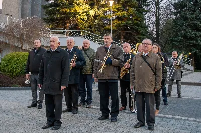 O świcie w Niedzielę Zmartwychwstania została odprawiona uroczysta Mszy św. w rzeszowskiej katedrze. Eucharystię poprzedziła procesja rezurekcyjna z Najświętszym Sakramentem. W oprawie muzycznej celebracji wziął udział katedralny chór chłopięco-męski Pueri Cantores Resovienses oraz katedralna orkiestra dęta.
Dnia 31 marca 2024 r. o godz. 6 w rzeszowskiej katedrze na rozpoczęcie procesji rezurekcyjnej rozbrzmiało zawołanie: „Chrystus zmartwychwstał, prawdziwie zmartwychwstał”. Wyrazem radości paschalnej była procesja z Najświętszym Sakramentem dokoła katedry z udziałem licznie zgromadzonych wiernych, straży grobowej i orkiestry dętej.
Po zakończonej procesji, została odprawiona uroczysta Eucharystia pod przewodnictwem ks. Krzysztofa Gołąbka, prepozyta rzeszowskiej kapituły katedralnej i proboszcza miejscowej wspólnoty parafialnej. Homilię wygłosił ks. Michał Rurak, penitencjarz kapituły, który zachęcał do zgłębiania tajemnicy zmartwychwstania.

„Zmartwychwstania jest czymś jedynym i wyjątkowym w swoim rodzaju. Łatwo napisać i powiedzieć czym zmartwychwstanie nie jest. Ale napisać i powiedzieć czym zmartwychwstanie jest, to zadanie na całe życie, i to nie tylko dla teologa czy księdza. To zadanie dla każdego z nas. Najważniejsze zadanie w życiu, bo ono zdecyduje co z nami będzie” – mówił kaznodzieja.
Ks. Rurak ukazał konsekwencje zmartwychwstania Chrystusa dla każdego wierzącego w kontekście całej historii Boga i człowieka. Mówił: „Zmartwychwstanie nie dotyczy tylko przyszłości, czasu po śmierci. Ono ma także znaczenie dla naszej doczesności. Bo skoro życie ma prowadzić do Zmartwychwstania, to znaczy, że ma wartość samo w sobie, że trzeba je szanować i jak najlepiej przeżyć.”
Na zakończenie Eucharystii transmitowanej przez katolickie Radio „VIA”, katedralny chór chłopięco-męski Pueri Cantores Resovienses pod dyrekcją Aleksandry Fiołek-Matuszewskiej wykonał uroczyste „Alleluja” z oratorium G.F. Haendla. Po zakończonej Mszy św. rezurekcyjnej katedralna orkiestra dęta pod batutą Tadeusza Cielaka odegrała radosne utwory wielkanocne. fot. Joanna Prasoł