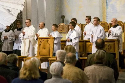 W niedzielę 13 października przeżywaliśmy uroczyste Nabożeństwo Fatimskie z udziałem WSD w Rzeszowie. Mszy Świętej przewodniczył i homilię wygłosił ks. Krystian Winiarski - prefekt WSD. O godz. 18.40 zostały przedstawione prośby i podziękowania do Matki Bożej Fatimskiej, w intencji których sprawowana była także Msza Święta. Po Mszy Świętej wyruszyła procesja z figurą Matki Bożej i relikwiami świętych Dzieci Fatimskich. Nabożeństwo zakończył Apel Jasnogórski. fot. ks. Tomasz Nowak, Joanna Prasoł