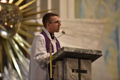 Mszy św. w Środę Popielcową na rozpoczęcie Wielkiego Postu w katedrze rzeszowskiej przewodniczył bp Jan Wątroba. Eucharystię koncelebrowali: ks. Łukasz Cyrnek, ks. Krzysztof Golas, ks. Krzysztof Gołąbek, ks. Sławomir Jeziorski, ks. Dominik Kiełb, ks. Jakub Nagi i ks. Nikodem Rybczyk.
Homilię wygłosił ks. Julian Wybraniec, wikariusz parafii katedralnej. Kaznodzieja w rozważaniu mówił o symbolice popiołu, którym w Środę Popielcową posypuje się głowy uczestników liturgii.
Po homilii odbył się obrzęd wybrania i wpisania imion do księgi katechumenów dwóch kobiet, które, jako dorosłe, przygotowują się do przyjęcia sakramentów inicjacji chrześcijańskiej.
Następnie odbył się obrzęd posypania popiołem.
Podczas Mszy św. posługę muzyczną pełniła Katedralna Schola Liturgiczna. Eucharystia była transmitowana przez Katolickie Radio VIA.
fot. ks. Jakub Oczkowicz