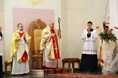 Z pomocą Pana Boga i naszego Zbawiciela, Jezusa Chrystusa, wybieramy tych naszych braci do stanu prezbiteratu”. Tymi słowami, zawartymi w obrzędach święceń, 26 maja br. bp Kazimierz Górny przyjął do grona kapłanów siedemnastu diakonów z Wyższego Seminarium Duchownego w Rzeszowie.
Uroczystą Mszę św. z udzieleniem sakramentu święceń koncelebrowało 110 kapłanów. W homilii Ksiądz Biskup spośród wielu cech, którymi powinien odznaczać się kapłan, wyróżnił wierność Chrystusowi. Odniósł się do obecnych realiów, w których przyjdzie posługiwać neoprezbiterom, a wobec nowych wymagań współczesności, Ksiądz Biskup postawił im za wzór postacie św. Józefa Sebastiana Pelczara oraz błogosławionych kapłanów pochodzących z terenu naszej diecezji: Jana Balickiego, Władysława Findysza, Romana Sitko i Józefa Kowalskiego.
Obrzędy święceń rozpoczęły się po homilii. Najpierw diakoni złożyli przyrzeczenie czci i posłuszeństwa wobec biskupa i jego następców. Następnie wszyscy zgromadzeni, śpiewając Litanię do Wszystkich Świętych, prosili o wylanie Ducha Świętego na kandydatów do prezbiteratu, którzy w tym momencie modlili się leżąc krzyżem. Kluczowym momentem liturgii święceń było nałożenie rąk na głowy diakonów przez Księdza Biskupa i prezbiterów oraz odmówienie modlitwy konsekracyjnej. Od tej chwili diecezja rzeszowska wzbogaciła się o nowych siedemnastu kapłanów, którzy po raz pierwszy celebrowali Eucharystię ze swoim biskupem. Po jej zakończeniu, powierzyli całe swoje kapłańskie życie opiece Maryi - Matce kapłanów.
Dzień święceń kapłańskich jest uroczystością dla całej diecezji. Bowiem tych siedemnastu nowych księży, którzy poświęcili całe swoje życie na ofiarną służbę Bogu, Kościołowi i Ojczyźnie, stanowi wyjątkowo radosny prezent nie tylko dla ich Matek, które obchodziły tego dnia swoje święto, ale są oni darem dla całego Kościoła i diecezji rzeszowskiej, w której będą posługiwać. Neoprezbiterzy pod koniec czerwca otrzymają skierowanie na zastępstwa w parafiach diecezji, a od końca sierpnia rozpoczną pracę jako wikariusze na swoich pierwszych placówkach.

Święcenia przyjęli:

ks. Grzegorz Białoń z Małastowa
ks. Wojciech Chrostowski z Gorlic (Fara)
ks. Mirosław Dziadosz z Jasła (Chrystus Król)
ks. Paweł Gąsior z Rożnowic
ks. Mirosław Głowacki z Chmielowa (diec. sandomierska)
ks. Damian Jacek z Czudca
ks. Mirosław Kardaś ze Strzyżowa (św. J. S. Pelczara)
ks. Tomasz Kołodziej z Trzebosi
ks. Filip Mikuła z Rzeszowa (Katedra)
ks. Mateusz Mycek z Sędziszowa Małopolskiego (Fara)
ks. Marcin Pokrywka z Przeworska (Ojcowie Bernardyni, diec. przemyska)
ks. Nikodem Rybczyk z Gorlic (Fara)
ks. Tomasz Ryczek z Turzy (diec. tarnowska)
ks. Paweł Sikora z Rzeszowa (Zwięczyca - św. Józefa)
ks. Krzysztof Wilczkiewicz z Gorlic (Glinik)
ks. Tomasz Wójcik z Niewodnej
ks. Julian Wybraniec z Rzeszowa (św. Rocha)