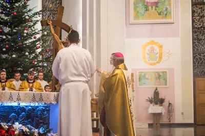 Pasterce w naszej Katedrze przewodniczył bp Jan Wątroba. Czuwanie przed Pasterką prowadziła młodzież naszej parafii. fot. Fotografiarzeszow