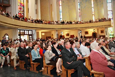 Z pomocą Pana Boga i naszego Zbawiciela, Jezusa Chrystusa, wybieramy tych naszych braci do stanu prezbiteratu”. Tymi słowami, zawartymi w obrzędach święceń, 26 maja br. bp Kazimierz Górny przyjął do grona kapłanów siedemnastu diakonów z Wyższego Seminarium Duchownego w Rzeszowie.
Uroczystą Mszę św. z udzieleniem sakramentu święceń koncelebrowało 110 kapłanów. W homilii Ksiądz Biskup spośród wielu cech, którymi powinien odznaczać się kapłan, wyróżnił wierność Chrystusowi. Odniósł się do obecnych realiów, w których przyjdzie posługiwać neoprezbiterom, a wobec nowych wymagań współczesności, Ksiądz Biskup postawił im za wzór postacie św. Józefa Sebastiana Pelczara oraz błogosławionych kapłanów pochodzących z terenu naszej diecezji: Jana Balickiego, Władysława Findysza, Romana Sitko i Józefa Kowalskiego.
Obrzędy święceń rozpoczęły się po homilii. Najpierw diakoni złożyli przyrzeczenie czci i posłuszeństwa wobec biskupa i jego następców. Następnie wszyscy zgromadzeni, śpiewając Litanię do Wszystkich Świętych, prosili o wylanie Ducha Świętego na kandydatów do prezbiteratu, którzy w tym momencie modlili się leżąc krzyżem. Kluczowym momentem liturgii święceń było nałożenie rąk na głowy diakonów przez Księdza Biskupa i prezbiterów oraz odmówienie modlitwy konsekracyjnej. Od tej chwili diecezja rzeszowska wzbogaciła się o nowych siedemnastu kapłanów, którzy po raz pierwszy celebrowali Eucharystię ze swoim biskupem. Po jej zakończeniu, powierzyli całe swoje kapłańskie życie opiece Maryi - Matce kapłanów.
Dzień święceń kapłańskich jest uroczystością dla całej diecezji. Bowiem tych siedemnastu nowych księży, którzy poświęcili całe swoje życie na ofiarną służbę Bogu, Kościołowi i Ojczyźnie, stanowi wyjątkowo radosny prezent nie tylko dla ich Matek, które obchodziły tego dnia swoje święto, ale są oni darem dla całego Kościoła i diecezji rzeszowskiej, w której będą posługiwać. Neoprezbiterzy pod koniec czerwca otrzymają skierowanie na zastępstwa w parafiach diecezji, a od końca sierpnia rozpoczną pracę jako wikariusze na swoich pierwszych placówkach.

Święcenia przyjęli:

ks. Grzegorz Białoń z Małastowa
ks. Wojciech Chrostowski z Gorlic (Fara)
ks. Mirosław Dziadosz z Jasła (Chrystus Król)
ks. Paweł Gąsior z Rożnowic
ks. Mirosław Głowacki z Chmielowa (diec. sandomierska)
ks. Damian Jacek z Czudca
ks. Mirosław Kardaś ze Strzyżowa (św. J. S. Pelczara)
ks. Tomasz Kołodziej z Trzebosi
ks. Filip Mikuła z Rzeszowa (Katedra)
ks. Mateusz Mycek z Sędziszowa Małopolskiego (Fara)
ks. Marcin Pokrywka z Przeworska (Ojcowie Bernardyni, diec. przemyska)
ks. Nikodem Rybczyk z Gorlic (Fara)
ks. Tomasz Ryczek z Turzy (diec. tarnowska)
ks. Paweł Sikora z Rzeszowa (Zwięczyca - św. Józefa)
ks. Krzysztof Wilczkiewicz z Gorlic (Glinik)
ks. Tomasz Wójcik z Niewodnej
ks. Julian Wybraniec z Rzeszowa (św. Rocha)