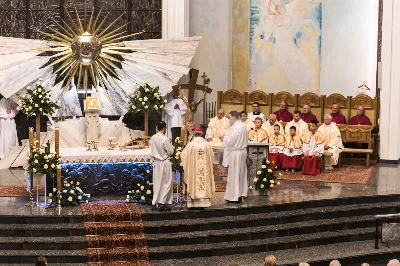 We wtorek 22.10.2019 r. w liturgiczne wspomnienie św. Jana Pawła II bp Jan Wątroba poświęcił ołtarz-relikwiarium ku czci Świętego Papieża na Mszy Świętej o godz. 18.00 jako dar parafian na 100-lecie urodzin Karola Wojtyły. 20 minut przed Mszą Świętą nasz Chór Katedralny Pueri Cantores Resovienses pod dyrekcją Marcina Florczaka wykonał koncert dedykowany św. Janowi Pawłowi II. Po Mszy Świętej Akcja Katolicka naszej parafii poprowadziła różaniec z Ojcem Świętym Janem Pawłem II przy Jego relikwiach. Fot. Dariusz Kamiński (https://fotografiarzeszow.com.pl/) 