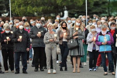 W czwartek 13 maja przeżywaliśmy uroczyste Nabożeństwo Fatimskie. Naszym modlitwom przewodniczył ks. dr Sławomir Jeziorski, prefekt i wykładowca Wyższego Seminarium Duchownego w Rzeszowie. O godz. 18.45 zostały przedstawione prośby i podziękowania do Matki Bożej Fatimskiej, w intencji których sprawowana była także Msza Święta. W koncelebrze uczestniczył ks. Piotr Tarnawski, radca Nuncjatury Apostolskiej w Moskwie, ks. Jan Młynarczyk, emerytowany proboszcz parafii Matki Bożej Królowej Polski i św. Jana Kantego w Sandomierzu i ks. Krzysztof Gołąbek, proboszcz parafii katedralnej i kustosz sanktuarium. Po Mszy Świętej wyruszyła procesja z figurą Matki Bożej. Nabożeństwo zakończył Apel Jasnogórski. fot. Małgorzata Ryndak