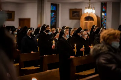 Mszy Świętej w święto Ofiarowania Pańskiego przewodniczył bp Jan Wątroba. W Eucharystii z okazji Dnia Życia Konsekrowanego uczestniczyli przedstawiciele sióstr i braci zakonnych, pustelnic, dziewic i wdów konsekrowanych oraz członków instytutów świeckich. Eucharystię koncelebrował ks. Stanisław Kamiński, wikariusz biskupi ds. zakonnych, a także 8 kapłanów. Homilię wygłosił bp Jan Wątroba. Śpiew podczas Mszy Świętej prowadziła Katedralna Schola Liturgiczna pod kierunkiem ks. Juliana Wybrańca przy akompaniamencie organowym Wiesława Siewierskiego. Fot. Paulina Lęcznar